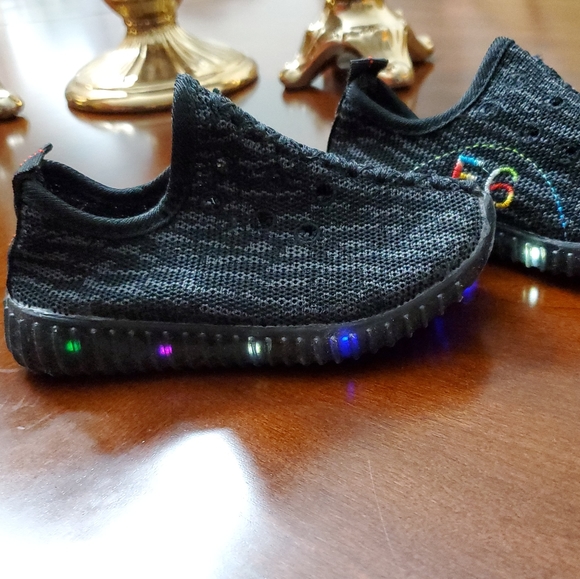 Light Up Toddler boy/girl sneakers - Picture 2 of 3